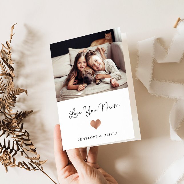 Cartão Amo-te Mãe | Script e Coração com Foto (A cute and stylish Mother's Day card for your mum, with your favourite photo)