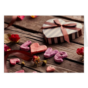 Cartão Amor da palavra com o presente dado forma coração