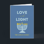 Cartão "Amor e Luz" Menorah personalizou Chanucá<br><div class="desc">Envie desejos calorosos para o Festival das Luzes com este elegante cartão de Chanucá "Amor e Luz". Apresentando um design de menorah brilhante, um fundo azul sereno e um texto familiar personalizável, este cartão dobrado é perfeito para compartilhar mensagens sentidas com os entes queridos. Quer estejamos a celebrar as oito...</div>