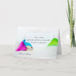 Cartão anéis de casamento com pétalas de rosa