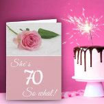 Cartão Aniversário de 70 para Sua Motivação Rosa Rosa Eng<br><div class="desc">Cartão de saudação floral de 70 moderno para alguém, especialmente para ela (por causa das cores branco e rosa) celebrando o 70º aniversário. A carta é rosa e tem uma rosa linda. Ela vem com uma citação engraçada e motivacional Ela tem 70 e assim por diante, e é perfeita para...</div>