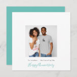 Cartão Aniversário de Teal Personalizado do Nome de Foto<br><div class="desc">Estilo contemporâneo para enviar seus desejos de Aniversário do parceiro com este design totalmente personalizável. Sua foto favorita está em formato quadrado no centro com sua saudação abaixo em simples sans lettering e Happy Anniversário ou sua saudação escolhida no final em um elegante roteiro de estilo manuscrito. Você também pode...</div>