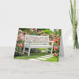 Cartão Aniversário do Banco Branco em um Jardim de Rosa d