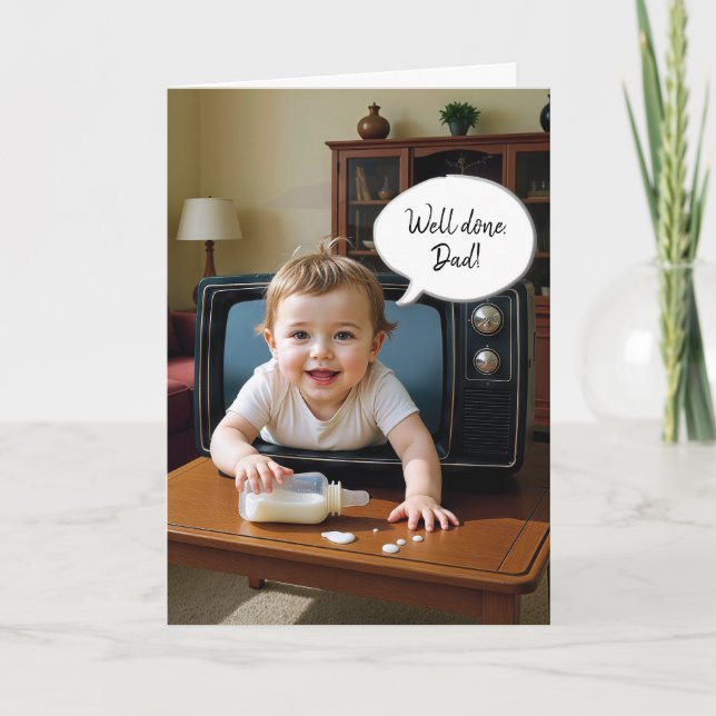 Cartão Aniversário do pai com bebê rastejando fora do tel (Frente)