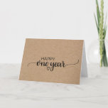 Cartão Aniversário do Simples Faux Kraft Calliografia de<br><div class="desc">Esta simples carta falsa de caligrafia de um ano é o cartão de saudação moderno perfeito para um ano de casamento. A design minimalista apresenta uma elegante letra de escrita de pincel e um adorável coração feminino. O cartão diz "feliz um ano". A dentro da placa é vazio, então você...</div>