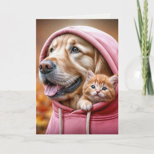 Cartão Aniversário Ouro Retriever e Kitten em um Hoodie