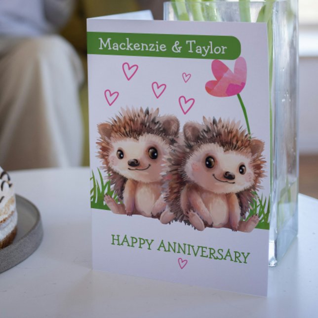 Cartão Aniversário personalizado do casal Hedgehog (Hedgehog couple personalized Anniversary Card by Ricaso. Add names Cute wedding anniversary cards)