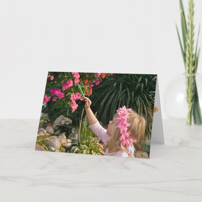 Cartão Aniversário Rapariga pintando flor (Frente)