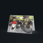 Cartão Apenas Cruisin no aniversário engraçado<br><div class="desc">Uma imagem diferente do motociclista Bubba. Tem um bandana vermelho amarrado em sua cabeça apenas como muitos motociclistas. Igualmente tem uma veste de couro e máscaras. Mikie tem um boné preto e um bandana do preto e da prata. A bicicleta no fundo é obrigados a PublicDomainPictures.net. Texto na parte dianteira:...</div>