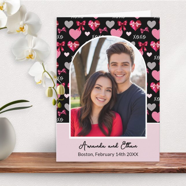 Cartão Arcos Personalizados de Fotos com Laços e Corações (A modern Valentine's Day card with photo in an arch shape, personalized text, and hearts and bows)
