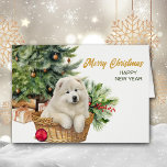 Cartão Árvore de Natal do Cachorro Samoado<br><div class="desc">Neste cartão Feriado, um lindo cachorro Samoyed se deita em sua cesta de vime em frente a uma árvore de Natal decorada. Também atrás da cesta há um bonito buquê vermelho de morango e pinho. O texto dourado à direita diz "MERRY CHRISTMAS", com FELIZ ANO NOVO em verde abaixo. Todo...</div>