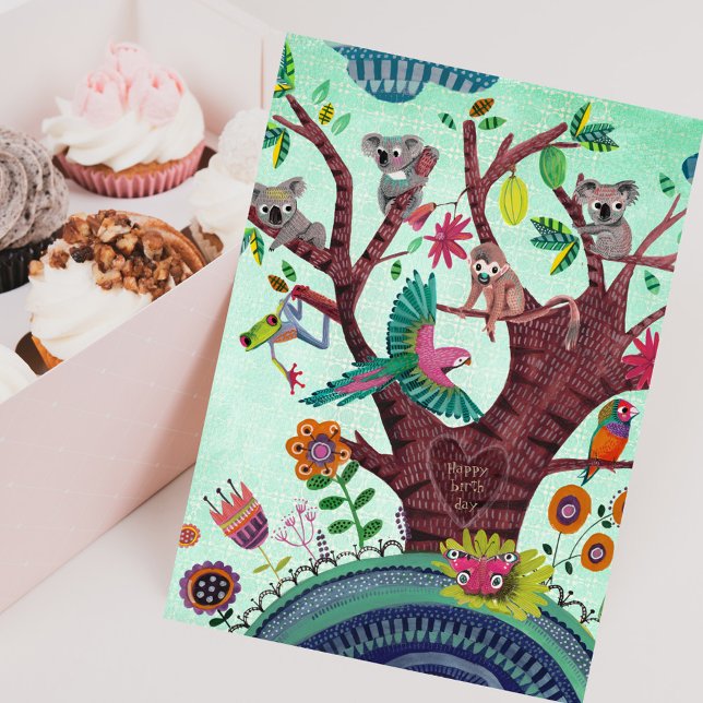 Cartão Árvore verde tropical com animais de aniversário d (Tropical green tree with animals koala birthday card)