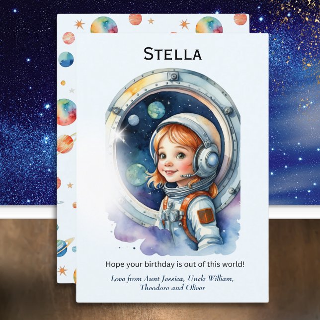 Cartão Astronauta no Cartaz de Aniversário do Foguete Esp (A personalized birthday card with illustration of a girl astronaut in her space rocket)