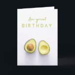 Cartão Avo Excelente Birthday | Avocado Modern Funny Piad<br><div class="desc">O simples "Avo-excelente Birthday",  na moda,  cita um cartão de boas-vindas com a tipografia moderna em verde limão e uma fotografia de um abacate cortado ao meio num fundo branco. A carta engraçada tem um tema de piada de trocadilhos!</div>
