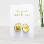 Cartão Avo Excelente Birthday | Avocado Modern Funny Pun<br><div class="desc">O simples "Avo-excelente Birthday",  na moda,  cita um cartão de boas-vindas com a tipografia moderna em verde limão e uma fotografia de um abacate cortado ao meio num fundo branco. A carta engraçada tem um tema de piada de trocadilhos!</div>