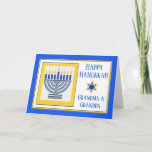 Cartão Avós Hanukkah Contemporâneo Menorah<br><div class="desc">Feliz Hanukkah vovó e vovô,  menorah contemporânea com velas azuis,  cartão de cumprimentos em papel. Ilustração digital com um menorah aceso e uma Estrela de David. Altere o texto no cobrir como quiser. Personalize o dentro como quiser. Arte,  imagem e direitos de autor versos © Shoaff Ballanger Studios,  2024.</div>