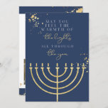 Cartão Azul Azul De Folha Menorah Hanukkah Marinho<br><div class="desc">Este cartão de saudação de Chanucá apresenta um fundo azul marinho, folhas de papel dourado, um menorá ouro e o ditado "Que você sinta o calor das luzes por todo o ano" em homenagem ao festival das luzes. Edite com facilidade o *texto mais* e atualize as fotografias para atualizar seus...</div>