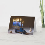 Cartão Azul de Caminhão Menorah Chanukah<br><div class="desc">Mande cumprimentos a Chanukah com um Menorah num caminhão azul com sonhos.</div>