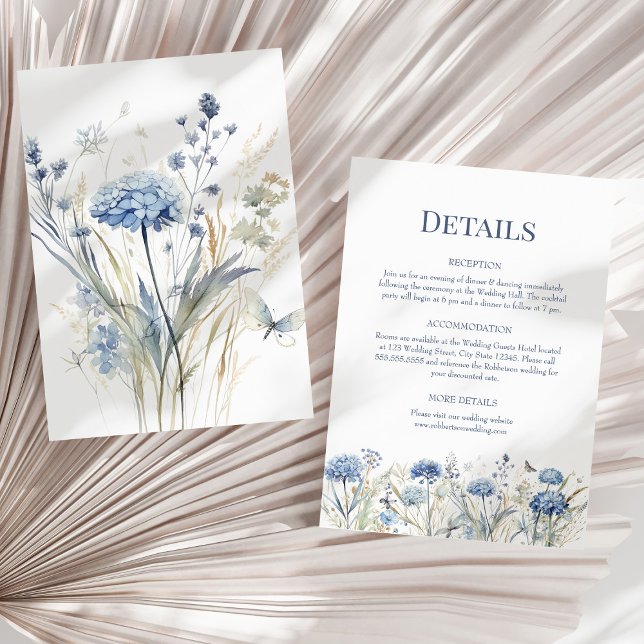Cartão azul de Informações de Casamento de Flores  (Blue Wildflowers Wedding Details Enclosure Card on a sunny dry palm leaf.)