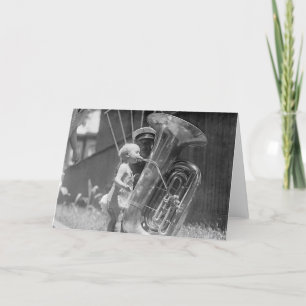 Cartão Baby Playing Tuba, 1923