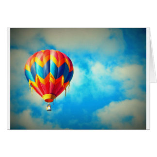 Cartão Balão de ar quente à deriva no céu azul
