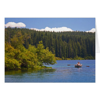 Cartão Barco a remos no lago claro