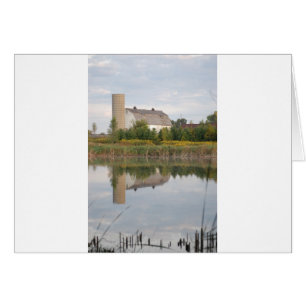 Cartão Barn refletido na água