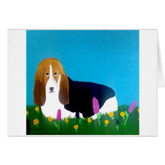 Cartão Basset em um campo das flores