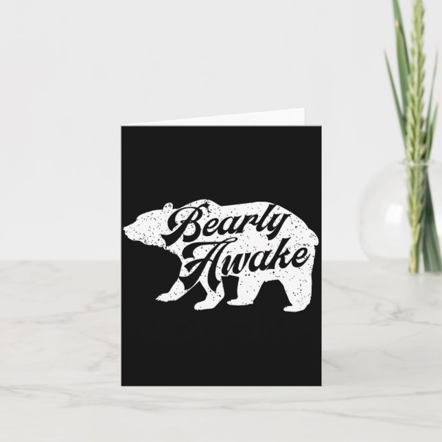 Cartão Bearly Awake Bear. Funny Bear Christmas Pajamas Gi (Frente)