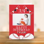 Cartão Beball Ball Flags Sports Kids Foto Aniversário<br><div class="desc">Beisebol Ball Flags Sports Kids Foto de Aniversário. O design tem bolas de beisebol e bandeiras de bunda de festa de aniversário em cores vermelha,  preta e branca. Adicione sua foto,  nome,  idade e texto e faça seu próprio cartão de aniversário. Excelente para meninos e meninas que amam beisebol.</div>