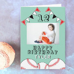 Cartão Beball Ball Flags Sports Kids Foto Aniversário<br><div class="desc">Beisebol Ball Flags Sports Kids Foto de Aniversário. O design tem bolas de beisebol e bandeiras de bunda de festa de aniversário em cores vermelha,  preta e branca. Adicione sua foto,  nome,  idade e texto e faça seu próprio cartão de aniversário. Excelente para meninos e meninas que amam beisebol.</div>