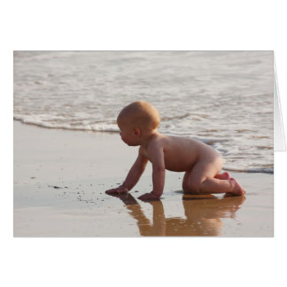Cartão Bebê brincando na areia na praia