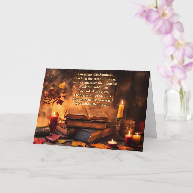 Cartão Bênçãos de Samhain com Livros Velas Místicas (Orquídea)