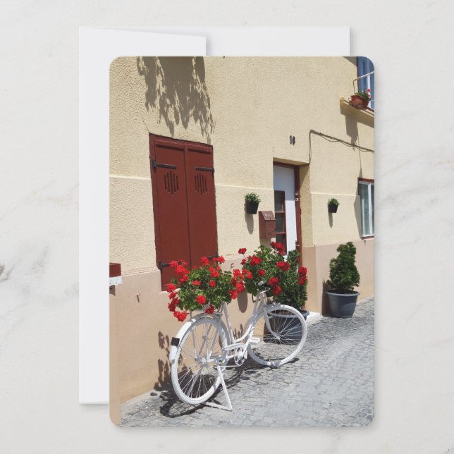 Cartão Bicicleta com Flores Vermelhas na Rua Europeia (Frente)