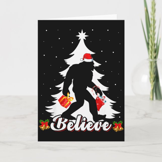 Cartão Bigfoot Believe Christmas Tree Funny Santa Sasquat (Frente)