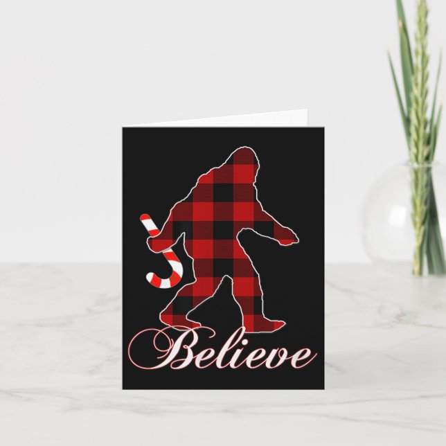 Cartão Bigfoot Buffalo Plaid Believe Candy Cane Christmas (Frente)