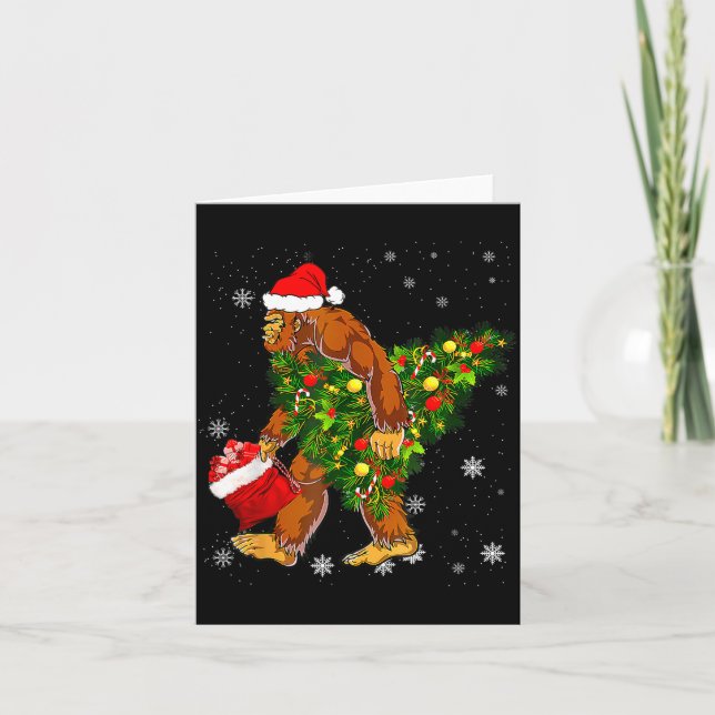 Cartão Bigfoot Carrying Christmas Tree Sasquatch Believer (Frente)