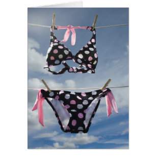 Cartão Biquini que pendura em um Clothesline
