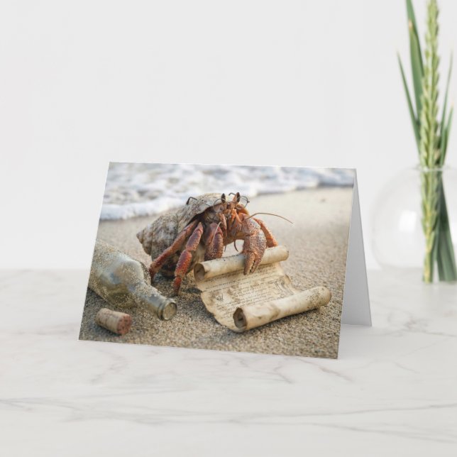 Cartão Birthday Hermit Crab Reading a Message on a Beach (Frente)