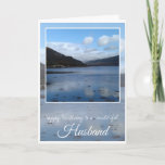 Cartão Birthday Husband, Inveraray, Escócia<br><div class="desc">Feliz aniversário Marido,  água azul em frente à árvore verde cobriu colinas e reflexões do céu azul em Inveraray,  Escócia.
O texto original diz: Feliz aniversário para um marido maravilhoso. A placa Dentro é vazio.</div>