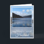 Cartão Birthday Husband, Inveraray, Escócia<br><div class="desc">Feliz aniversário Marido,  água azul em frente à árvore verde cobriu colinas e reflexões do céu azul em Inveraray,  Escócia.
O texto original diz: Feliz aniversário para um marido maravilhoso. A placa Dentro é vazio.</div>