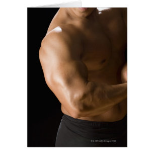 Cartão Bodybuilder masculino que dobra os músculos, vist