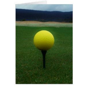 Cartão Bola de Golfe Amarelo no campo de golfe da montanh