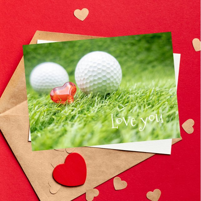 Cartão Bola de golfe com coração vermelho de amor no verd (Criador carregado)