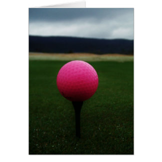 Cartão Bola de Golfe Rosa em campo de golfe na montanha