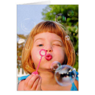 Cartão Bolhas de sopro da menina