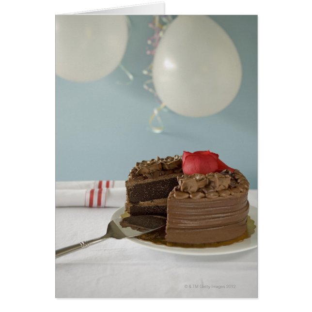 Cartão Bolo de chocolate com fatia em falta na mesa, (Frente)