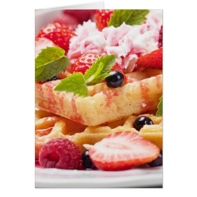 Cartão Bolo de waffle com fruta de baga fresca (Frente)
