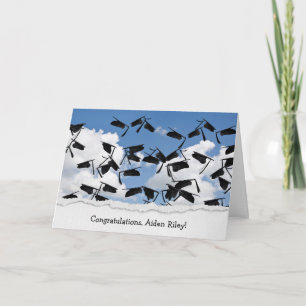 Cartão boné de formatura no céu