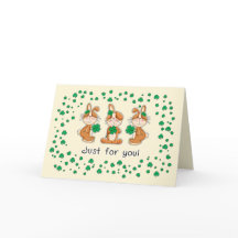 Bonitas coelhinhos com Ruas de Shamrocks. Dia de P